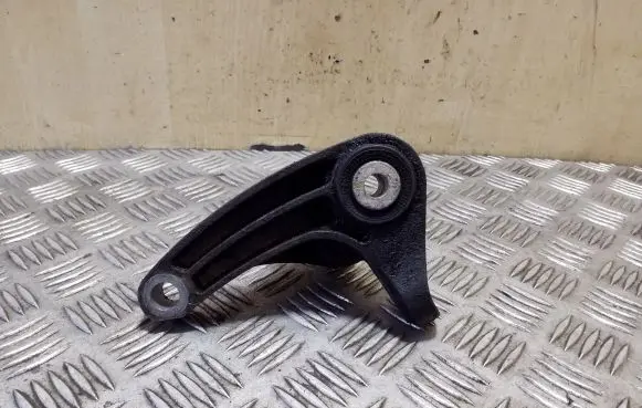 Engine mounting bracket