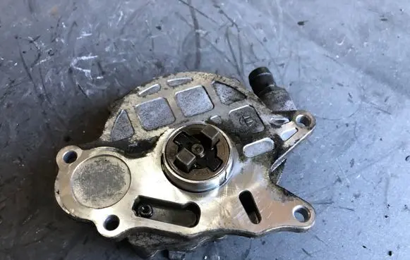 Volkswagen PASSAT CC Vacuum pump 03L145100F