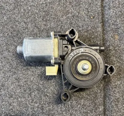 Audi A3 S3 8V Front door window regulator motor 5Q0959802B
