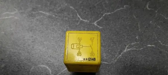 BMW 3 E36 Fuel pump relay 1389105