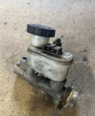 Master brake cylinder