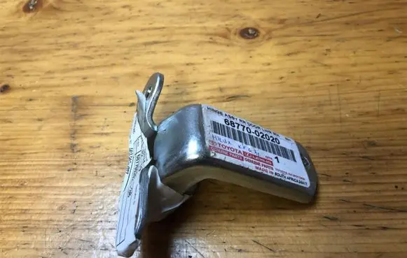 Toyota Hilux (AN120, AN130) Rear door lower hinge 6877002020