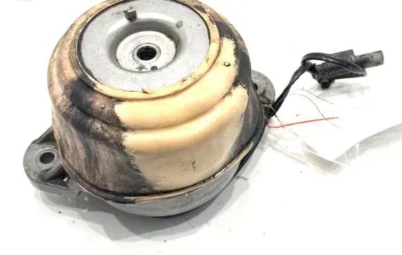 Engine mount vacuum valve
