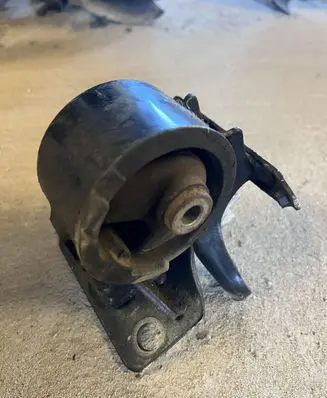 Toyota Avensis T220 Engine mount bracket
