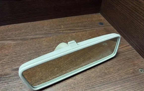 Rear view mirror (interior)
