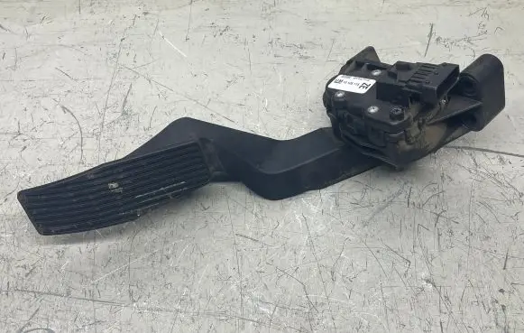 Opel Zafira B Accelerator throttle pedal 13125115