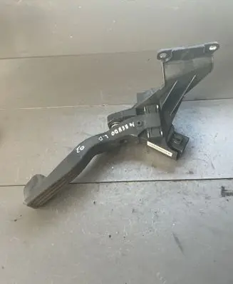 Ford Mondeo Mk III Accelerator throttle pedal 2S719F836DA 305800000723