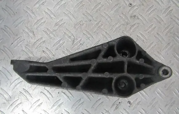 Engine mounting bracket