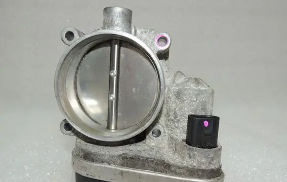 BMW 5 E60 E61 Throttle body valve 7516946 13547516946