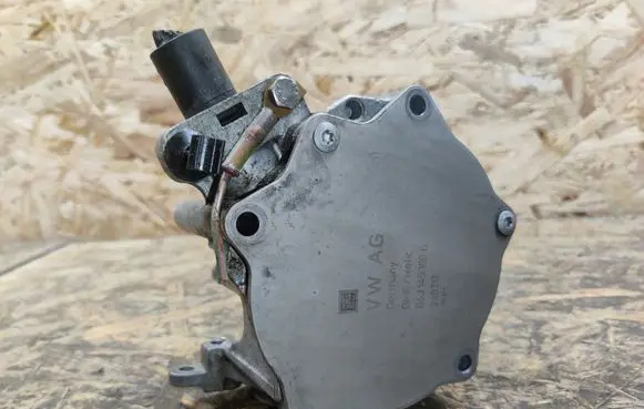 Volkswagen PASSAT B7 Vacuum pump 06J145100G