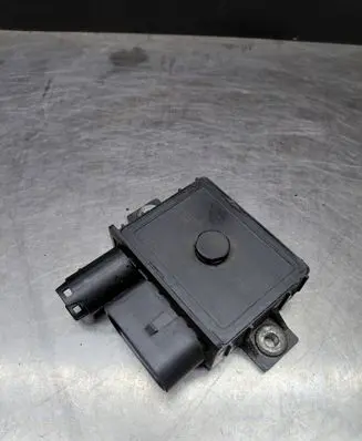 Mercedes-Benz E W211 Glow plug pre-heat relay E2110022365 0522120708