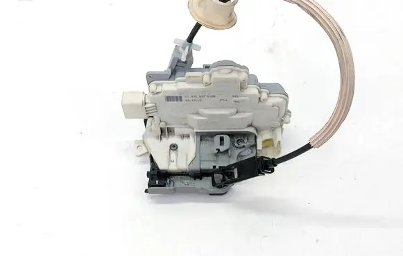 Volkswagen Touareg II Front door lock 8J1837015B