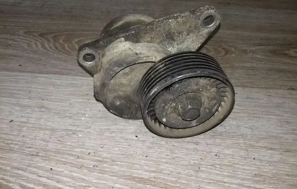 Volvo V70 Alternator belt tensioner 