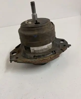 Jeep Grand Cherokee Engine mount bracket
