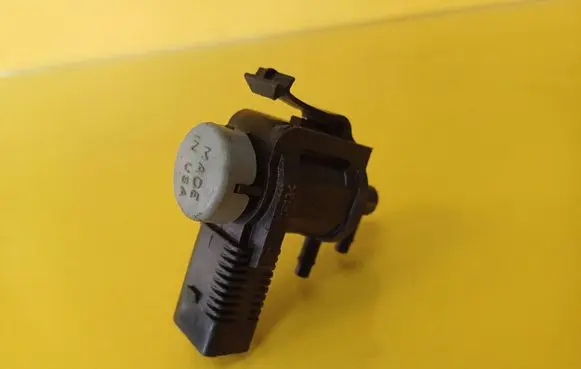 Audi A4 S4 B6 8E 8H Turbo solenoid valve 1J0906283C