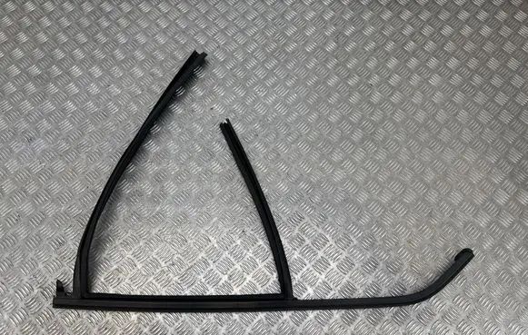 Volvo XC40 Rubber seal rear door 32237974