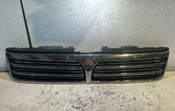 Mitsubishi Space Wagon Front bumper upper radiator grill MR533444