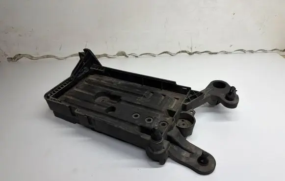 Volkswagen PASSAT B8 Battery tray 5Q0915321H