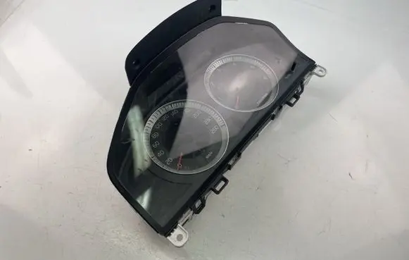 Volvo V70 Speedometer (instrument cluster) 31270367AA