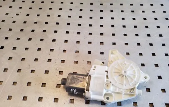Mercedes-Benz C W204 Front door window regulator motor A2048200242