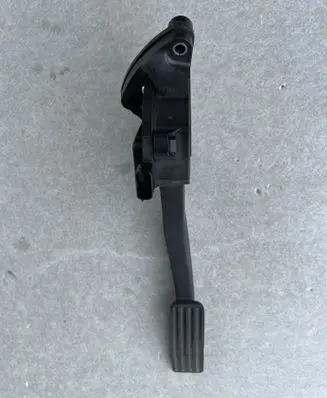 Accelerator throttle pedal