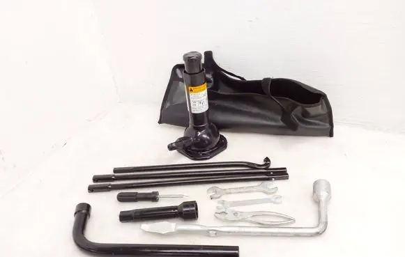 Toyota Hilux VIII Tool set 091110K161