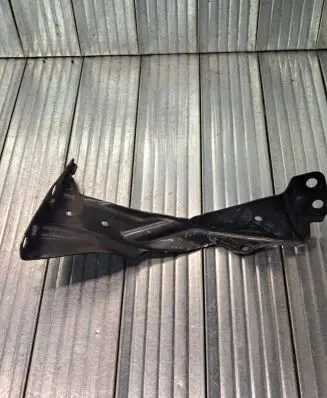 Seat Exeo (3R) Fender mounting bracket 8E0821135C