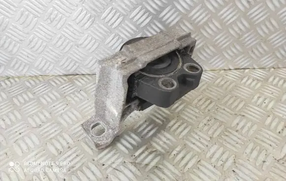 Engine mount vacuum valve