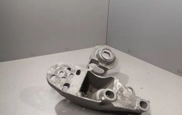 Engine mounting bracket