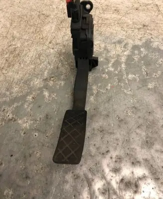 Accelerator throttle pedal