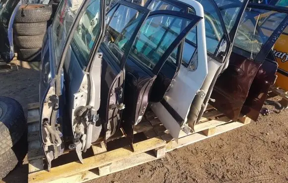 Mazda 323 F Rear door violetines