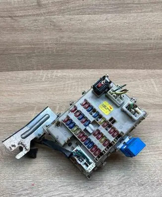 Nissan Almera N16 Fuse module 243505M300 0828001