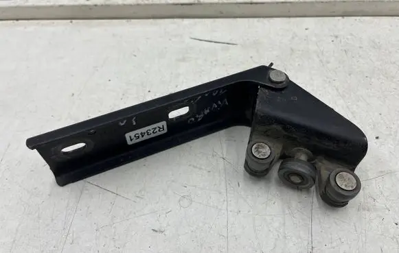 Nissan NV300 Sliding door middle roller runner 312372E