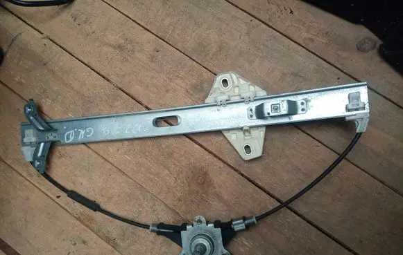 Rear door manual window regulator