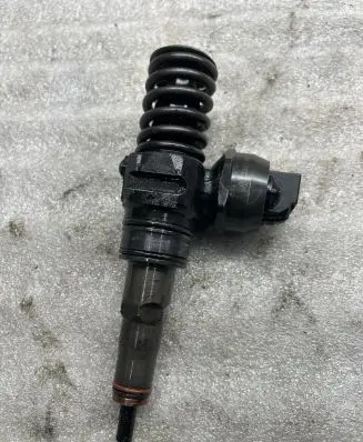 Volkswagen Golf IV Fuel injector 045130073T