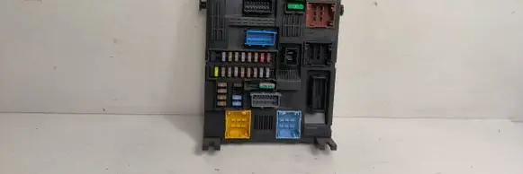 Peugeot Expert Fuse module 9819851280