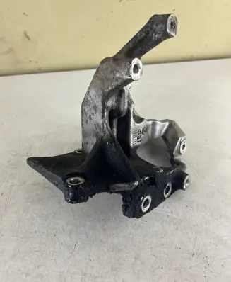 Toyota Land Cruiser (J120) Engine mounting bracket