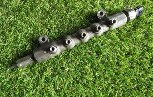 Toyota Avensis Verso Fuel distributor 894581010