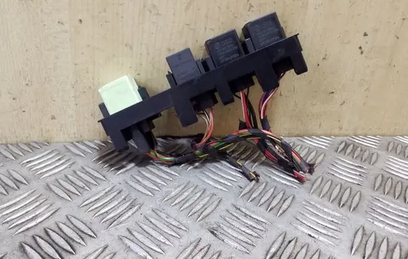 Volkswagen PASSAT B7 Relay mounting block 7N0937503A 4H0951253A 4H0951253C