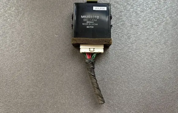 Mitsubishi Pajero Sunroof control unit/module MR259292 G8C-140M