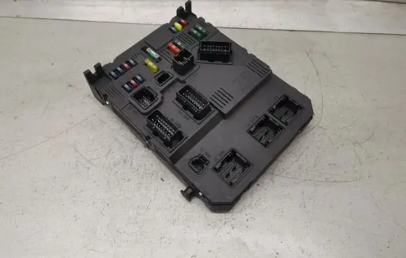 Peugeot 407 Fuse module 9650584680