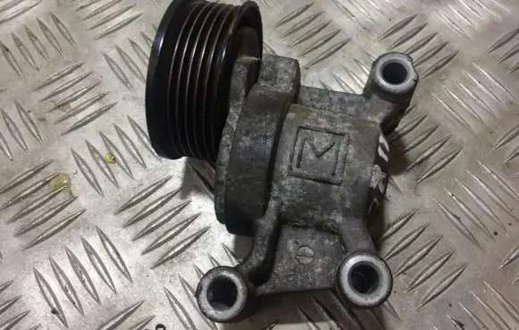 Mazda 5 Generator/alternator belt tensioner