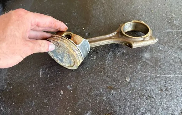Volvo XC90 Piston with connecting rod