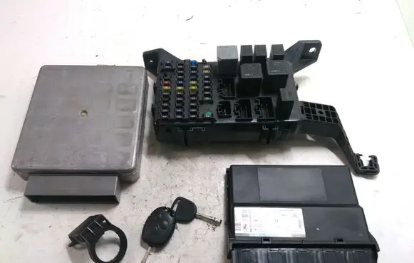Ford Mondeo Mk III Engine ECU kit and lock set 1S7F12A650CAE F5SB14A624AA