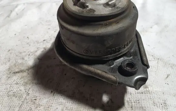 Mercedes-Benz R W251 Engine mount bracket A2512404917