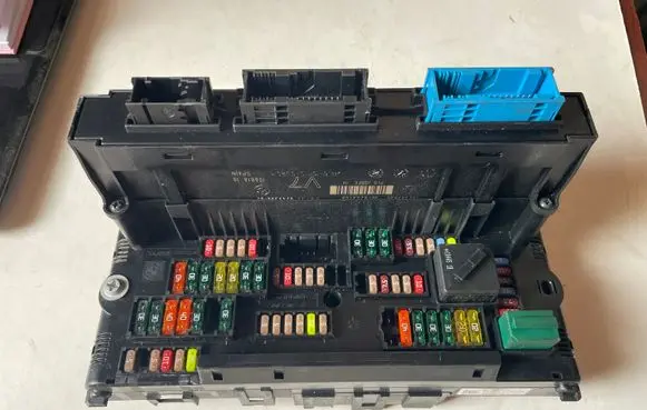 BMW 5 F10 F11 Fuse module 9234421