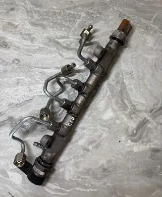 Volkswagen PASSAT B7 Fuel distributor 03L906034 0281006074