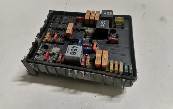 Volkswagen Touran I Fuse box set 1K0937124H