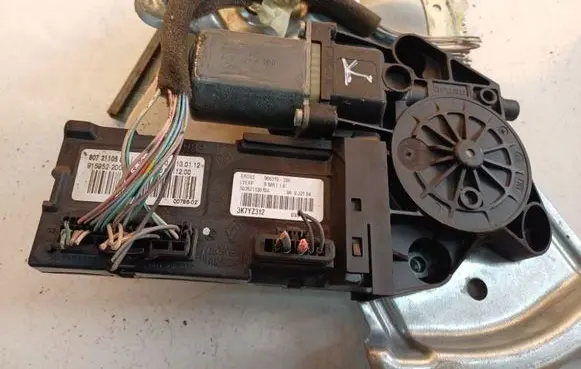 Renault Scenic III - Grand scenic III Front door window regulator motor 968431100 968431-100
