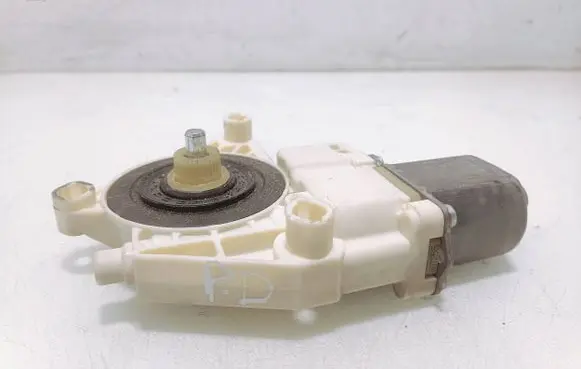 Mercedes-Benz C W204 Front door window regulator motor A2048200242 1004 7121810